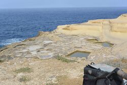 Image de saline sur falaise